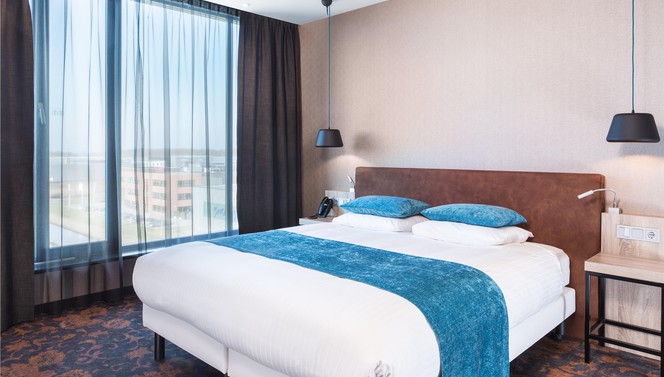 Slaapkamer Loft Hotel Veenendaal met kingsize bed